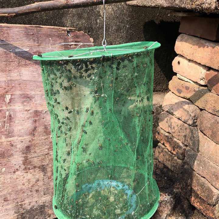 Svart återanvändbar flugfälla, redo för att hängas upp och fånga insekter i trädgården.