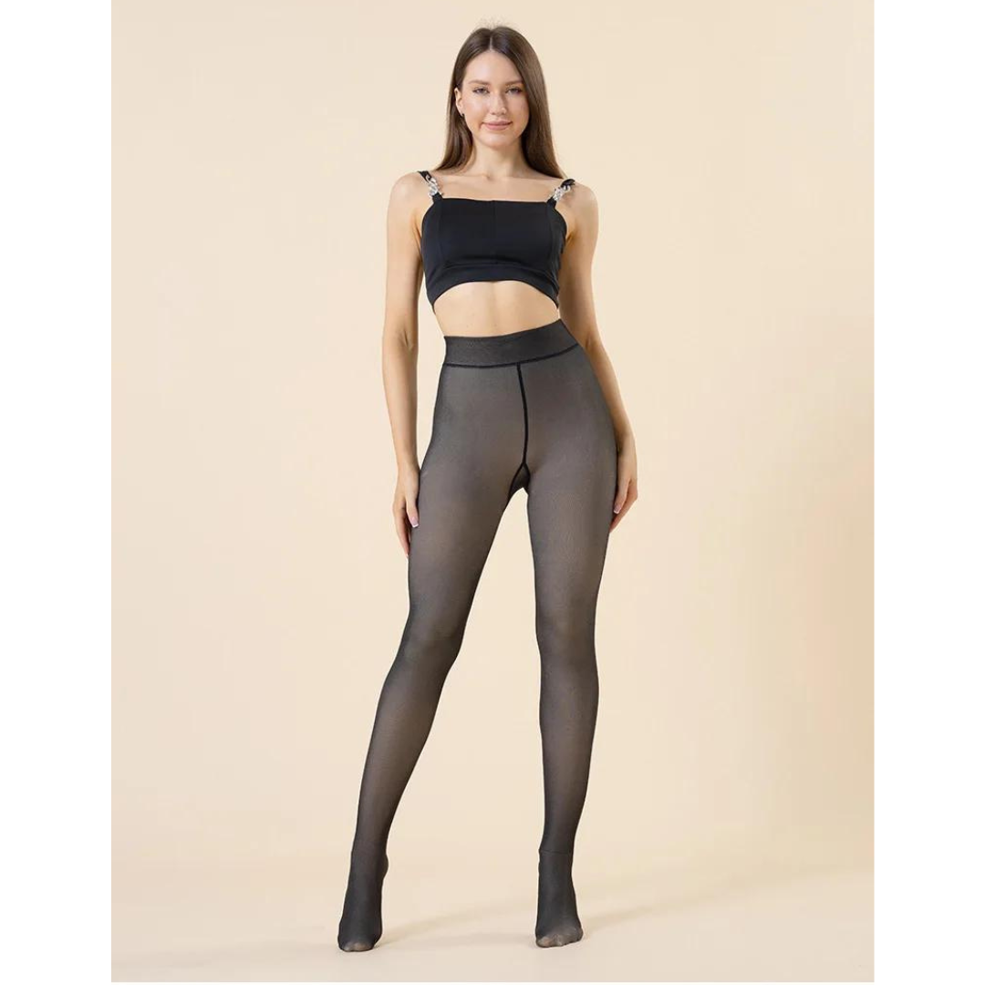 Kvinnor i varma termiska leggings, njuter av komfort och värme under vintern, perfekt för en mysig dag hemma.