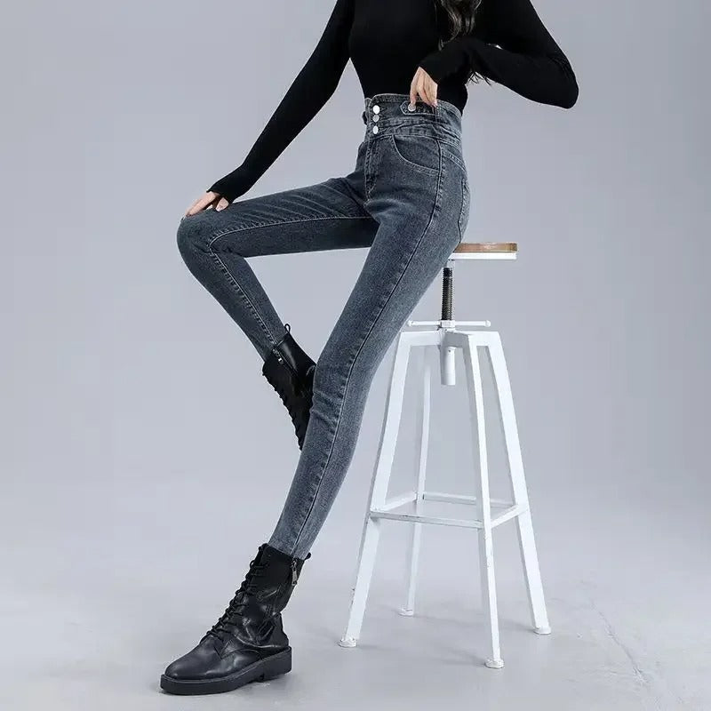 Högmidjade termiska skinny jeans för dam. Bekväma stretchjeans som håller dig varm under vintern.