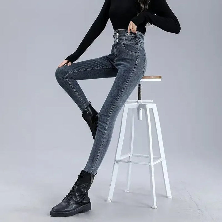 Högmidjade termiska skinny jeans för dam. Bekväma stretchjeans som håller dig varm under vintern.