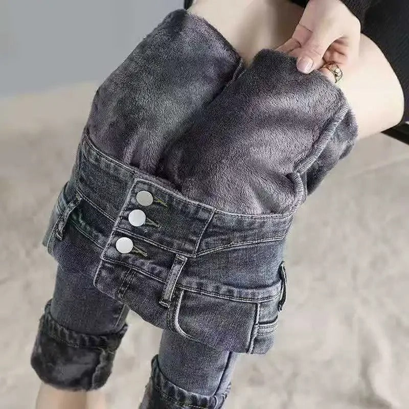 Moderiktiga vinterjeans dam: termiska skinny jeans med hög midja. Stretch för rörelsefrihet.