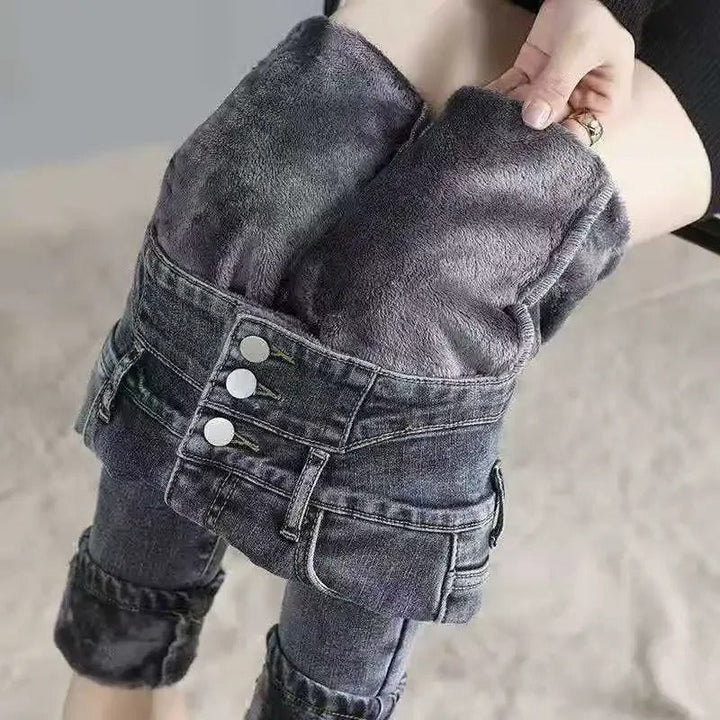 Moderiktiga vinterjeans dam: termiska skinny jeans med hög midja. Stretch för rörelsefrihet.
