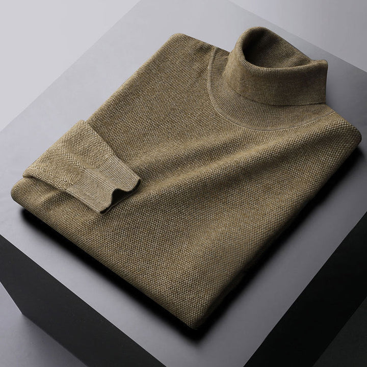 Elegant turtleneck-tröja för herr. Ett sofistikerat basplagg för herrmode som utstrålar tidlös stil.