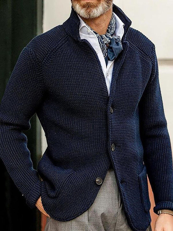 Brun herrkofta för höstmode. Komfortabel cardigan med klassisk design, perfekt för svala dagar och stil.