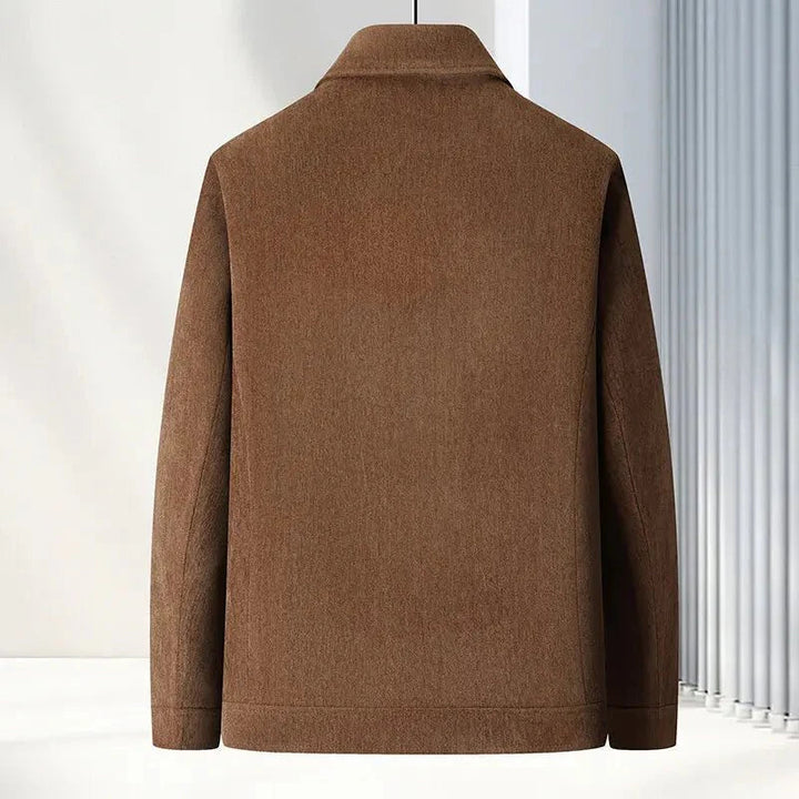 Klassisk mellanlång herrjacka, idealisk som stilfull höst- eller vinterjacka. Tidlös design.