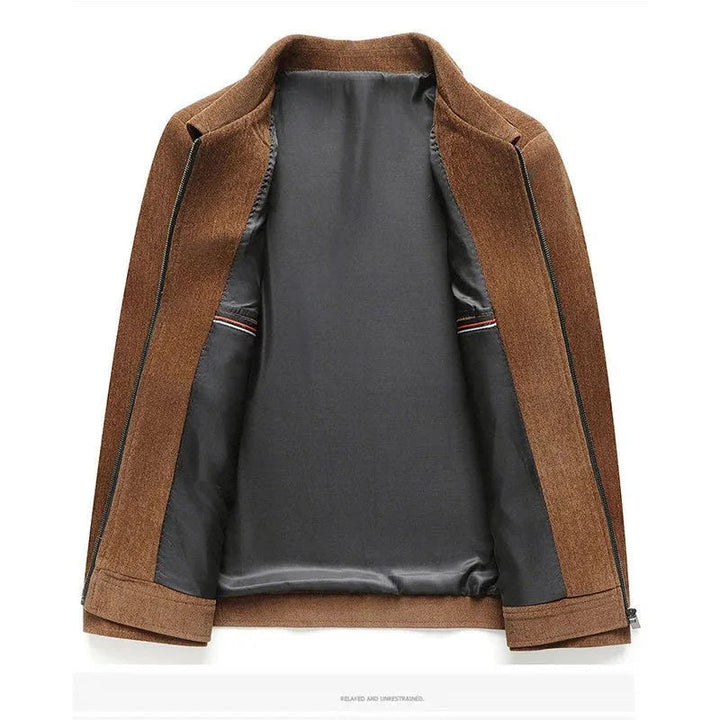 Elegant mellanlång herrjacka med tidlös design. Mångsidigt ytterplagg för alla säsonger.
