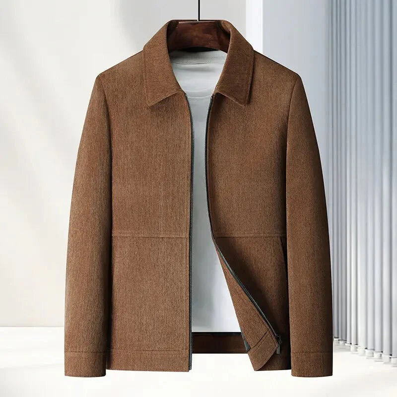 Herrjacka med klassisk, tidlös design. Mellanlång stil som passar som vardags- och festjacka.