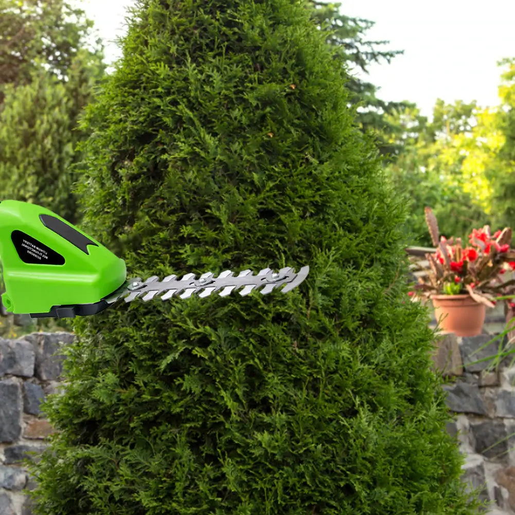 Detaljbild av trådlös häcksax med skarpa klippblad och enkelt utbyte till grästrimmer.