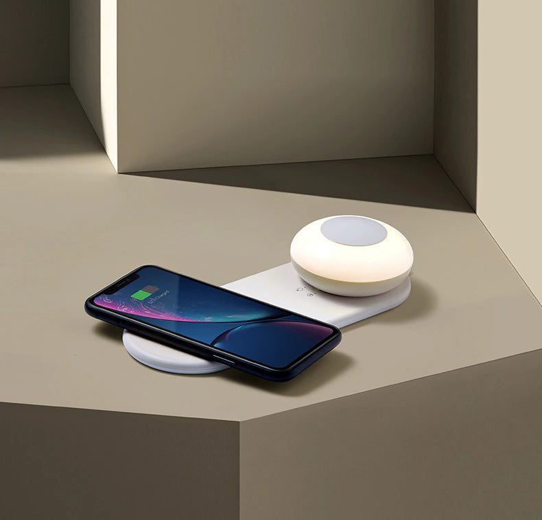 Modern trådlös laddningslampa, kombinerar smart belysning med mobilladdning.