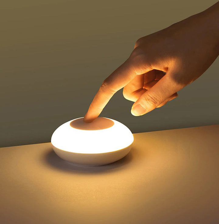 Ögonvänlig LED-lampa med trådlös telefonladdning, idealisk för läsning och arbete.