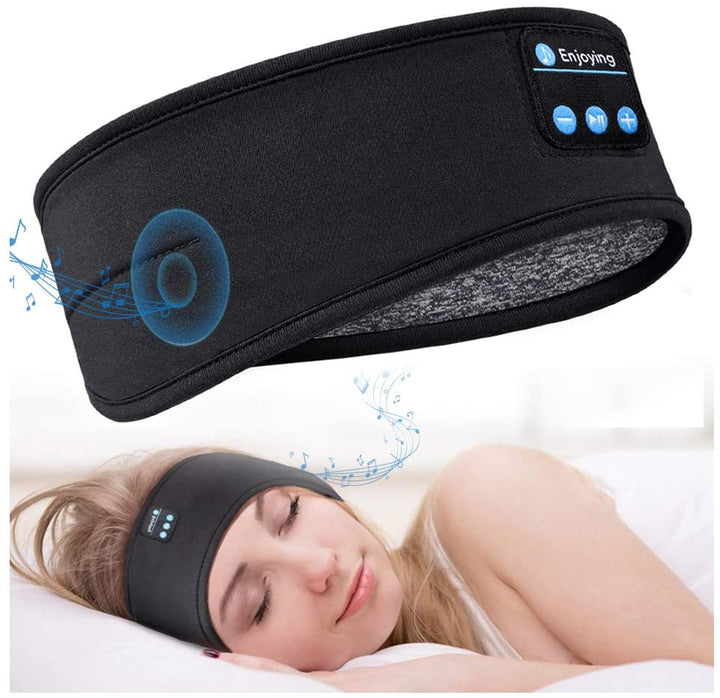 Närbild på svart trådlöst Bluetooth sportpannband, visar mjuka tyget och diskreta hörlurar.