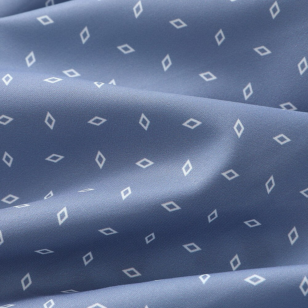 Komplett dam-dirndlset med vacker klänning, blus och detaljerat förkläde, traditionell design.