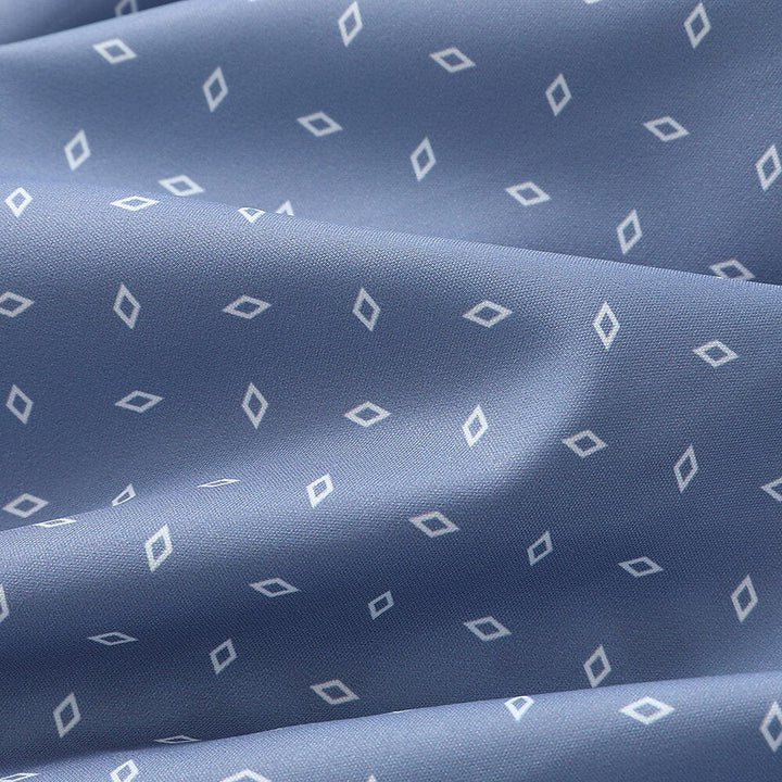 Komplett dam-dirndlset med vacker klänning, blus och detaljerat förkläde, traditionell design.