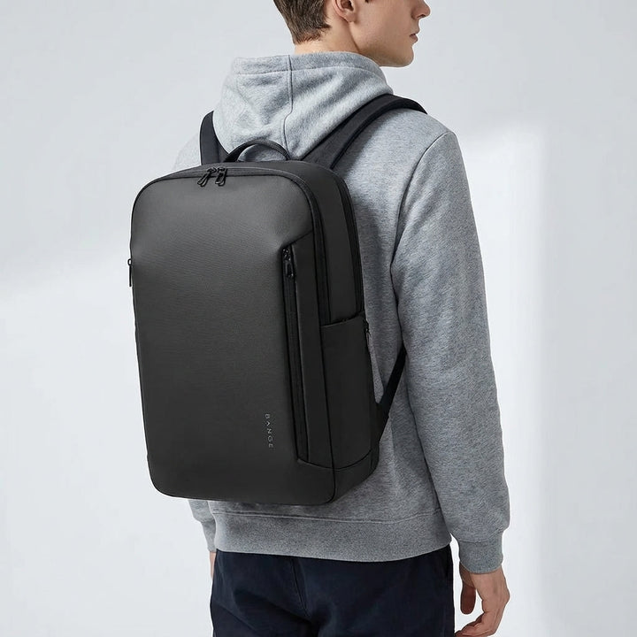 Organiserad laptopryggsäck med skyddat fack för 15-tums laptop. Transitex reseryggsäck för effektiv packning.