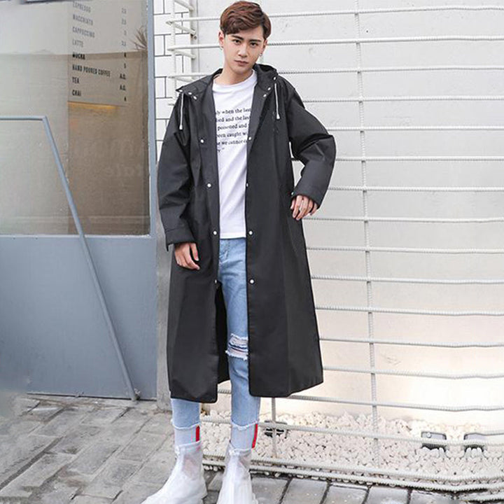 Stilren unisex regnrock med huva i svart/transparent. Perfekt regnkläder för stad och natur.