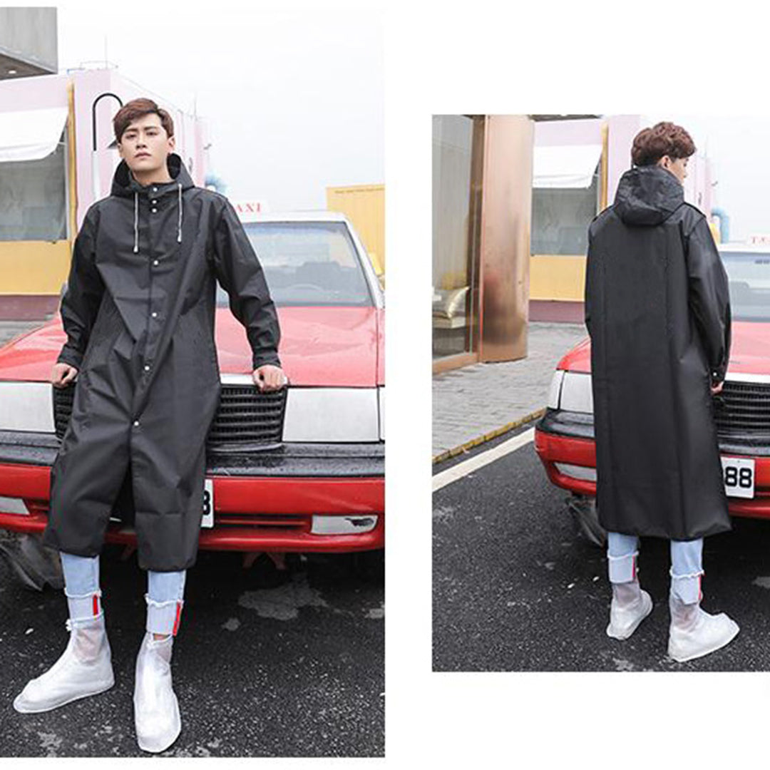 Modern unisex regnkappa med huva. Vattentät regnrock i svart/transparent, perfekt för höstens utomhusäventyr.