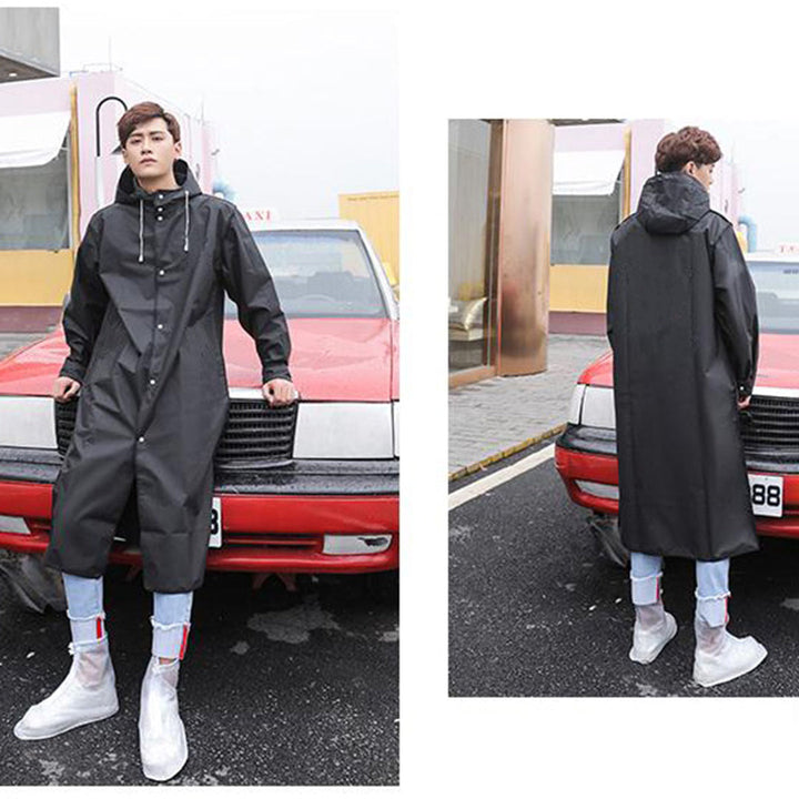 Modern unisex regnkappa med huva. Vattentät regnrock i svart/transparent, perfekt för höstens utomhusäventyr.