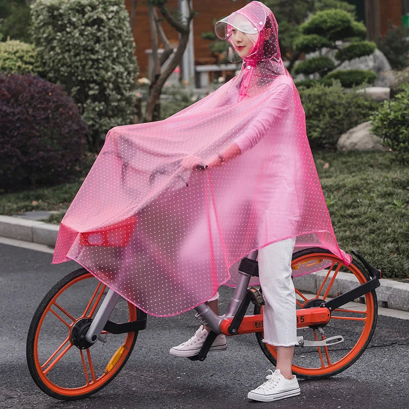 Vattentät PVC-regnponcho. Transparent design ger utmärkt sikt. Vind- och vattenskydd för utomhusaktiviteter.