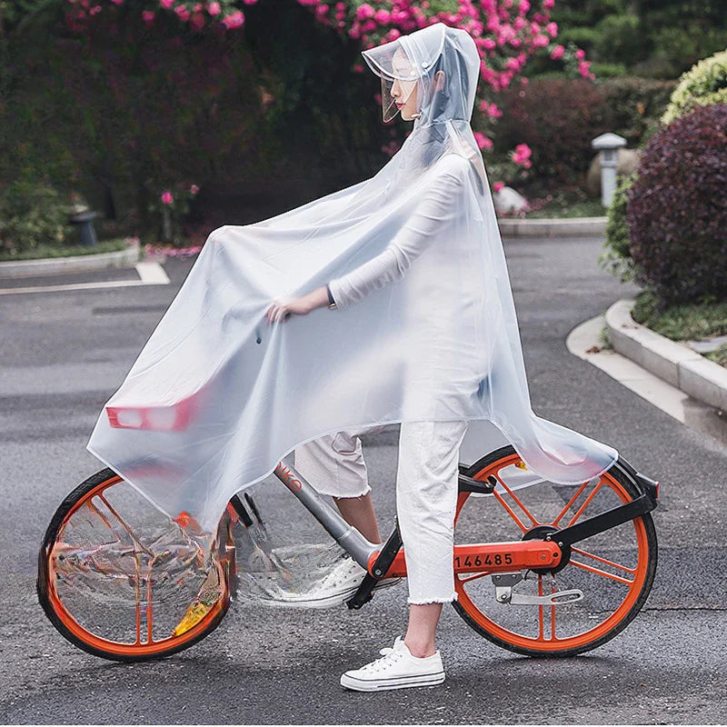 Slitstark transparent regnponcho i PVC, 'en storlek'. Idealiskt regnskydd för cyklister och motorcyklister.