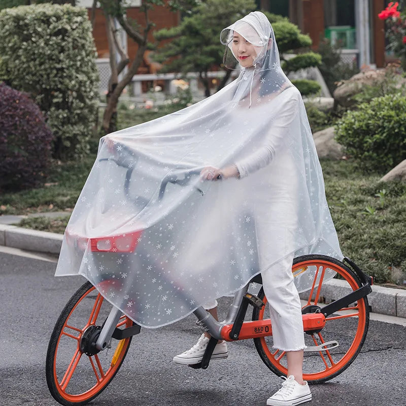 Praktisk vind- & vattentät cykelponcho i transparent PVC. Ett pålitligt regnskydd för vägen.