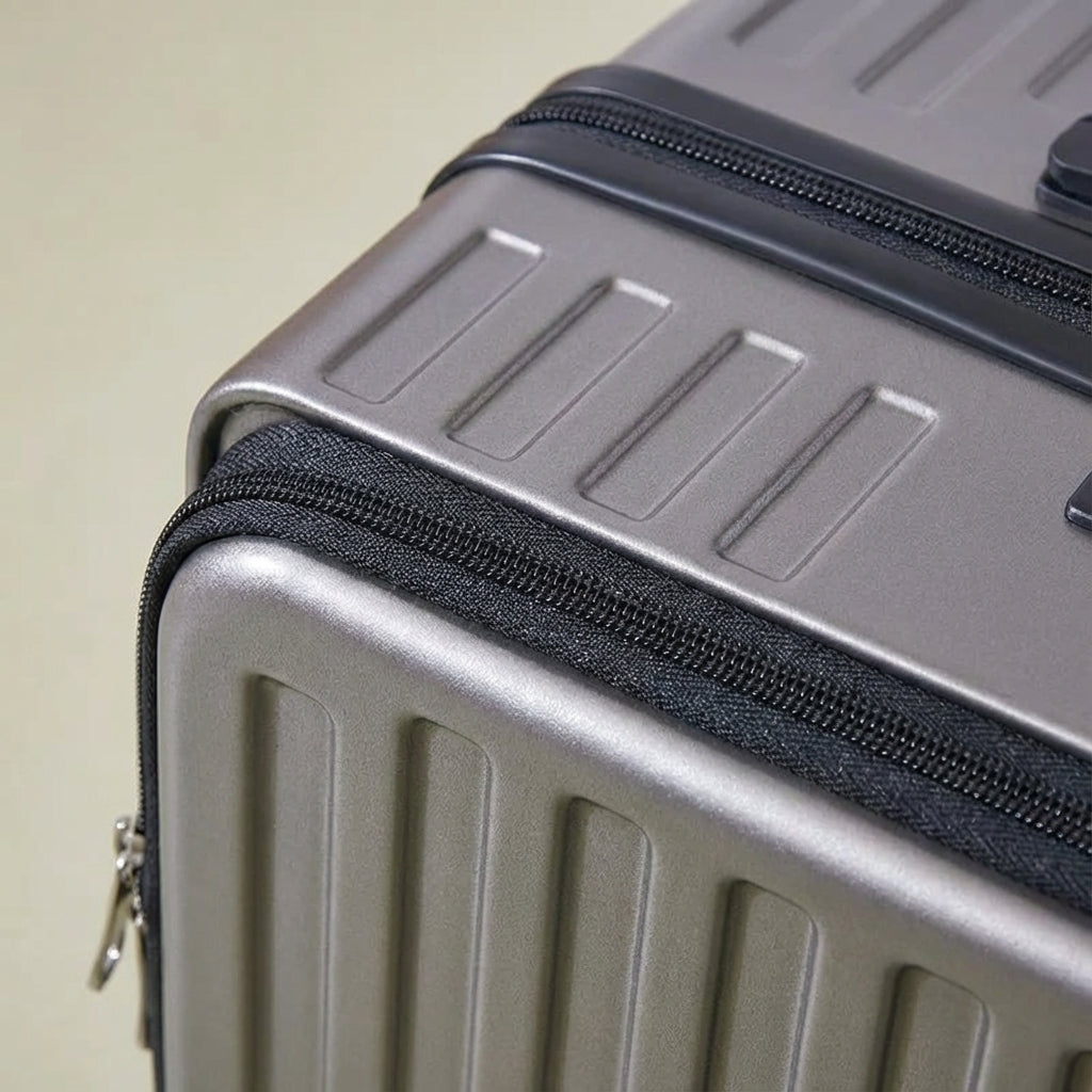 Praktisk Travelift kabinväska med rymligt framfack för laptop och snabb åtkomst till dokument.