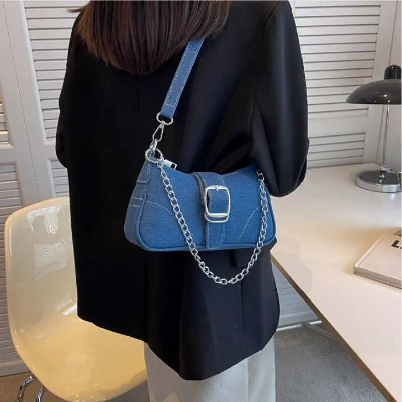 Blå, kompakt och trendig crossbody-väska för kvinnor i autentisk jeanslook. Mångsidig stil.