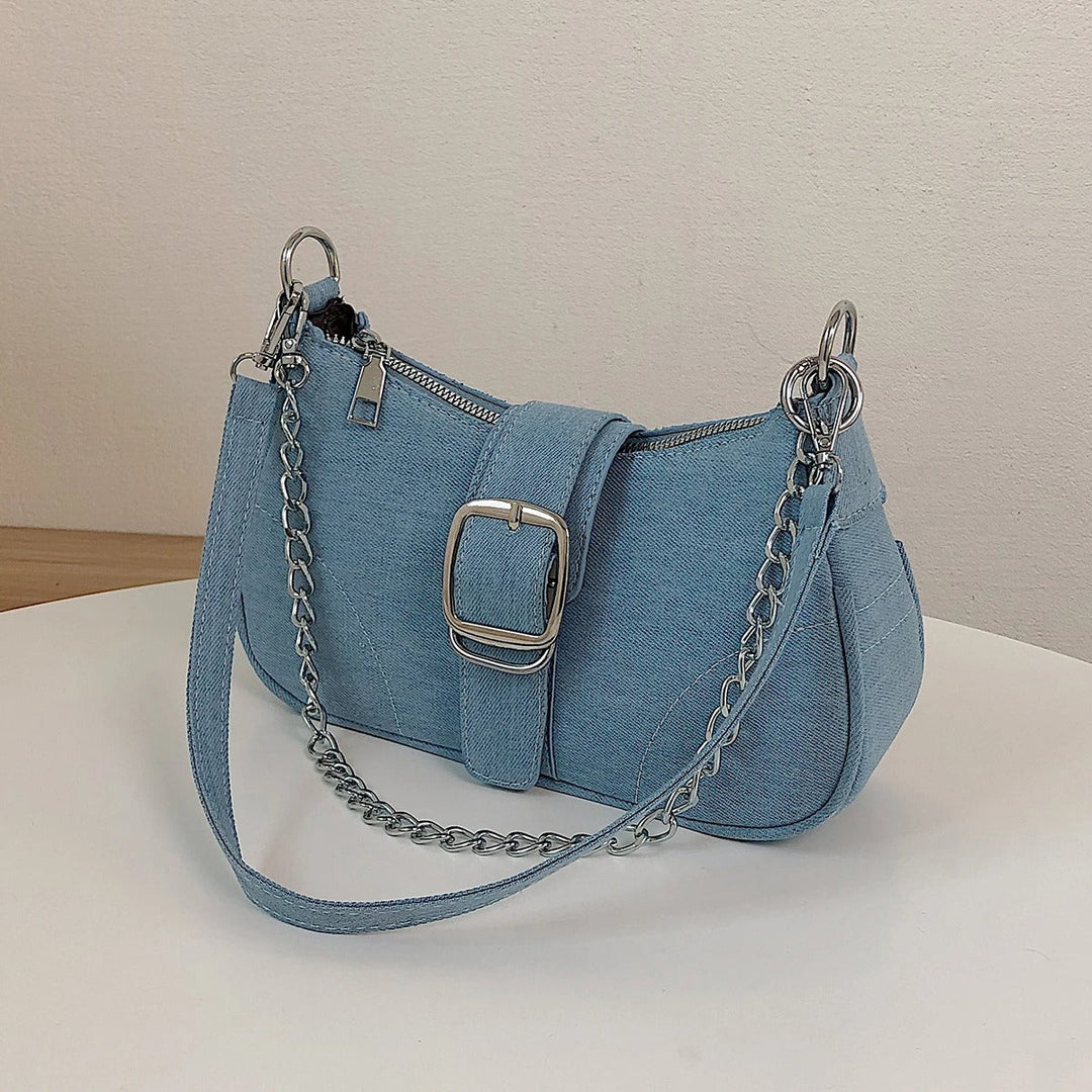 Stilfull axelremsväska för dam med unik jeanslook, en trendig modeaccessoar.
