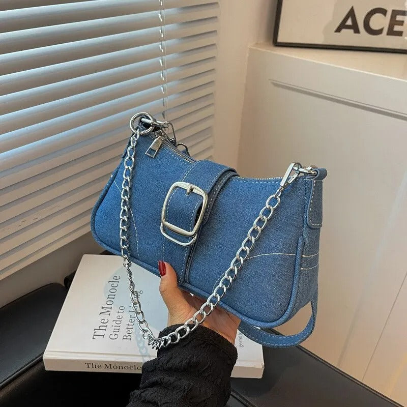Elegant blå axelremsväska med populär jeansdesign, perfekt för den stilmedvetna kvinnan.