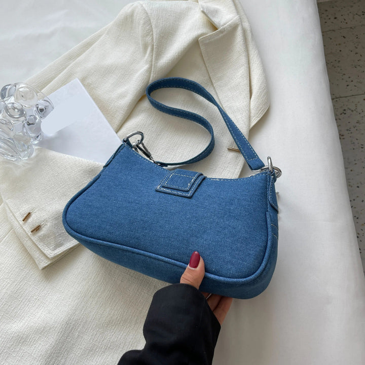 Kompakt vardagsaccessoar: en snygg crossbody-väska i blå jeansstil för kvinnor.