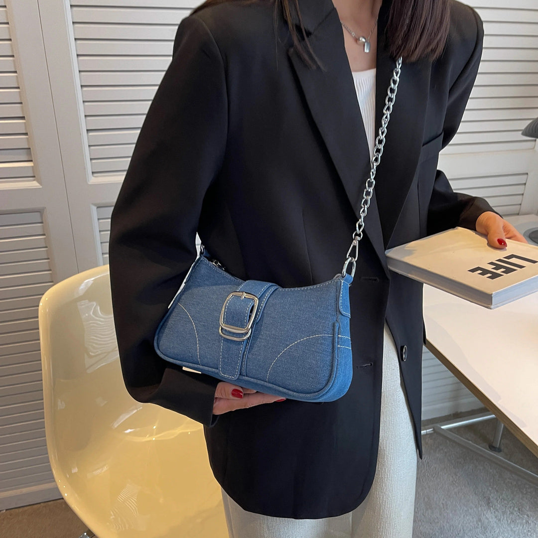 Kvinnors trendiga modeväska med cool jeanslook, en mångsidig och stilren crossbody-väska.