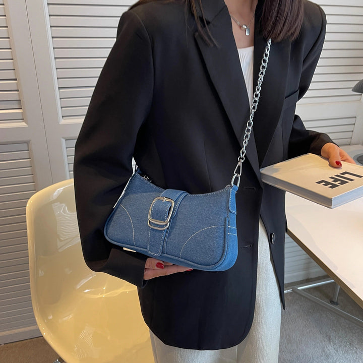 Kvinnors trendiga modeväska med cool jeanslook, en mångsidig och stilren crossbody-väska.