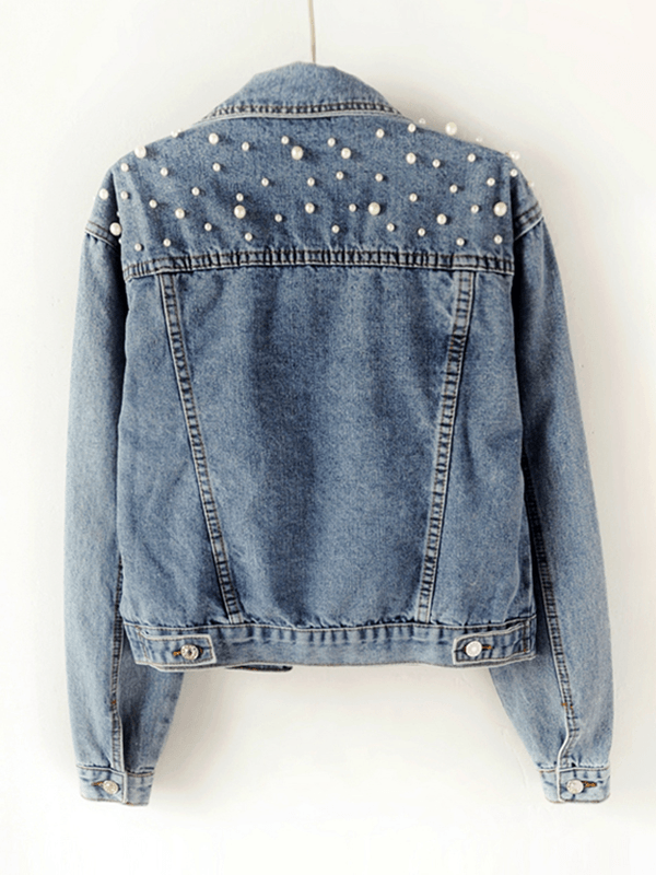 Stilfull oversized dam jeansjacka med eleganta strassutsmyckningar. Mångsidig jacka för trendigt vårmode.
