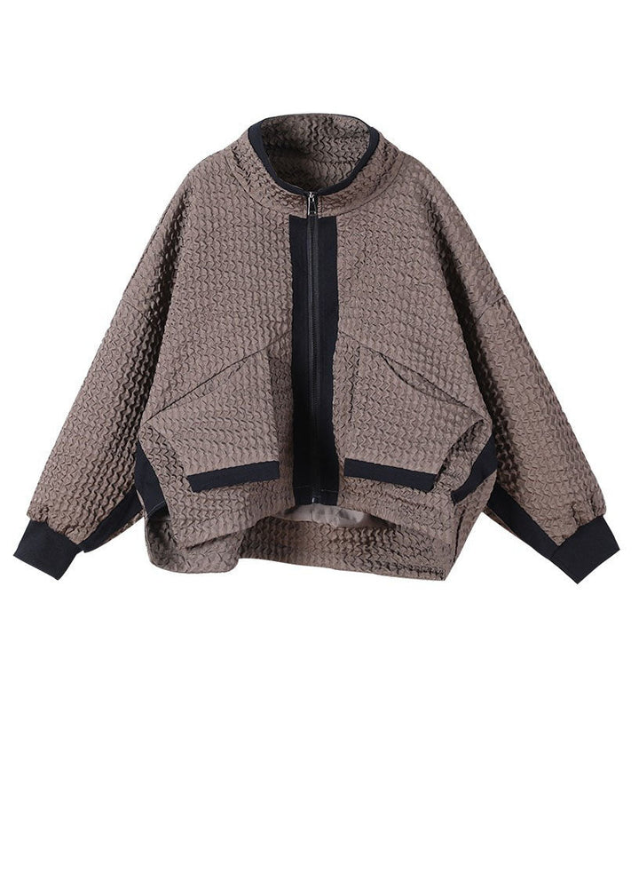 Mörkbrun damjacka med dragkedja och modern låg-hög fåll, en trendig och bekväm jacka för vårens mode.