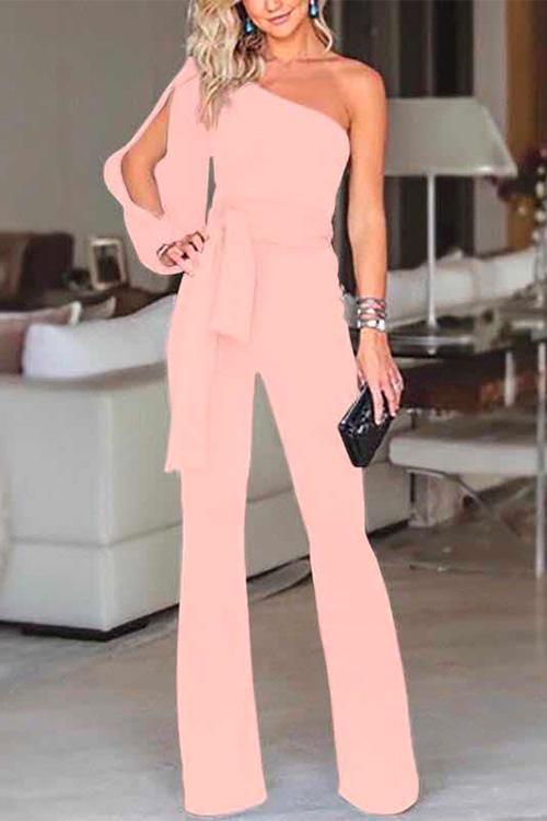 Färgglad och trendig damjumpsuit med axelslits, för en stilren och bekväm sommarlook.