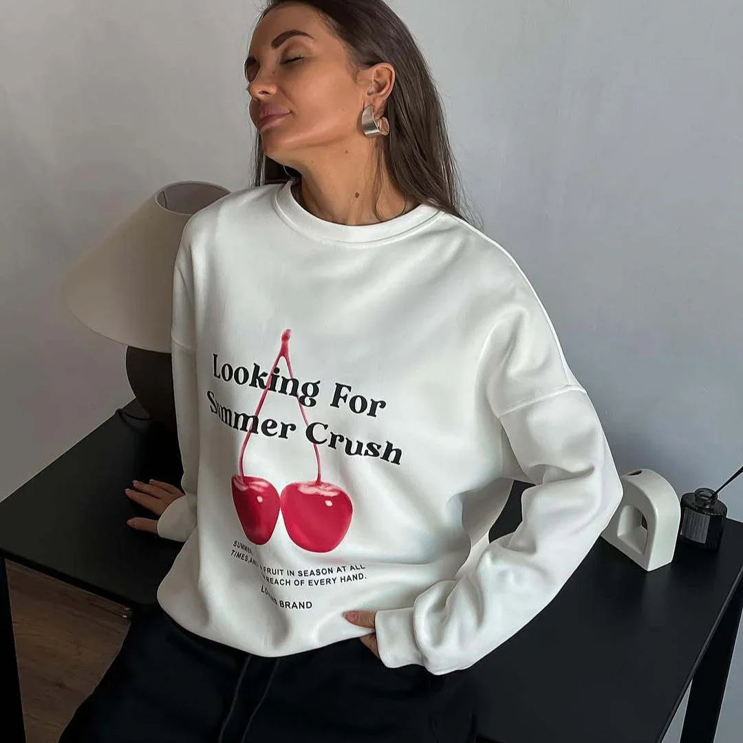 Stilren damöverdel med unikt grafiskt tryck. Trendig t-shirt med avslappnad passform för modern kvinnostil.