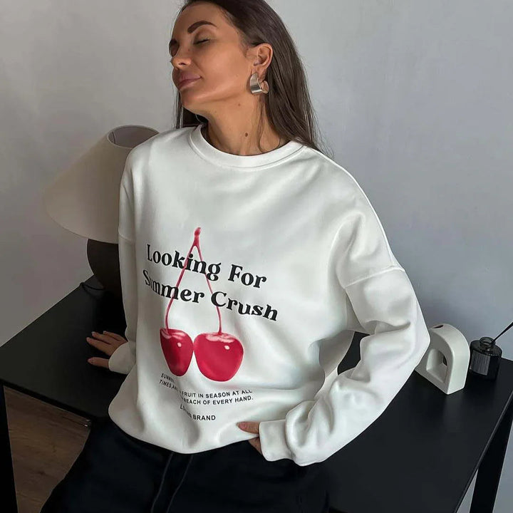 Stilren damöverdel med unikt grafiskt tryck. Trendig t-shirt med avslappnad passform för modern kvinnostil.