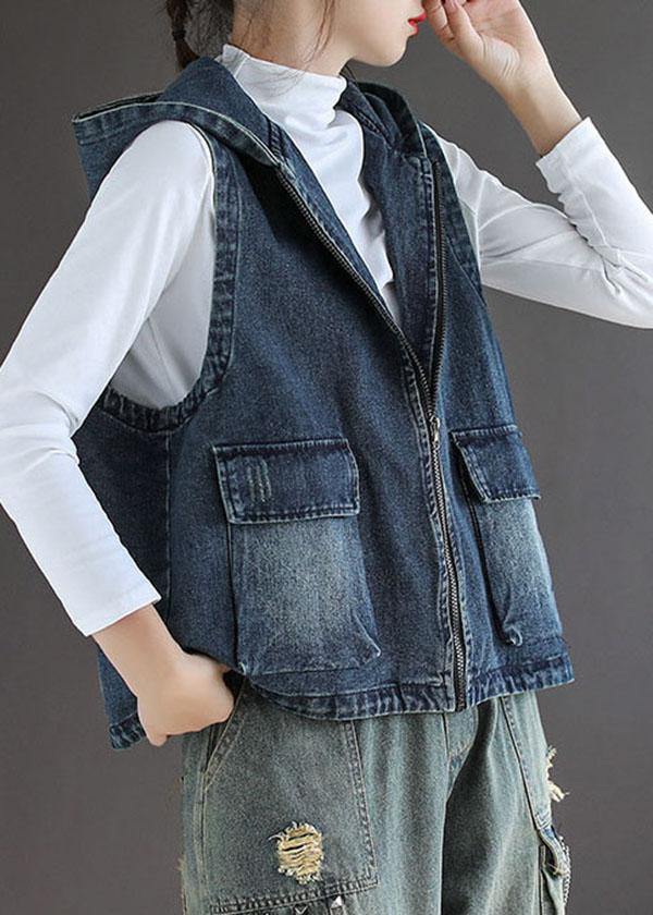 Modern damväst i denimstil med funktionella dragkedjor. Ärmlös och trendig för en casual höstlook, ytterplagg.
