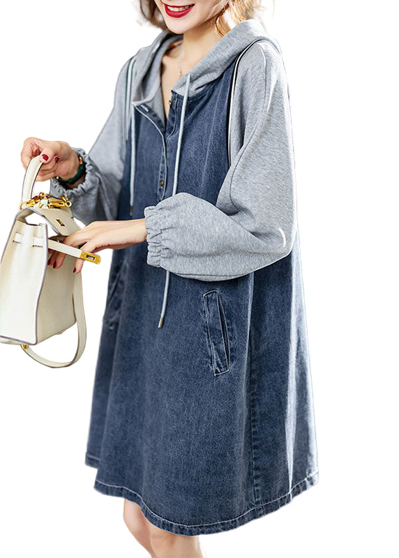 Trendig denim midiklänning för kvinnor med huva och långa ärmar. Bekväm vardagsklänning med avslappnad stil.