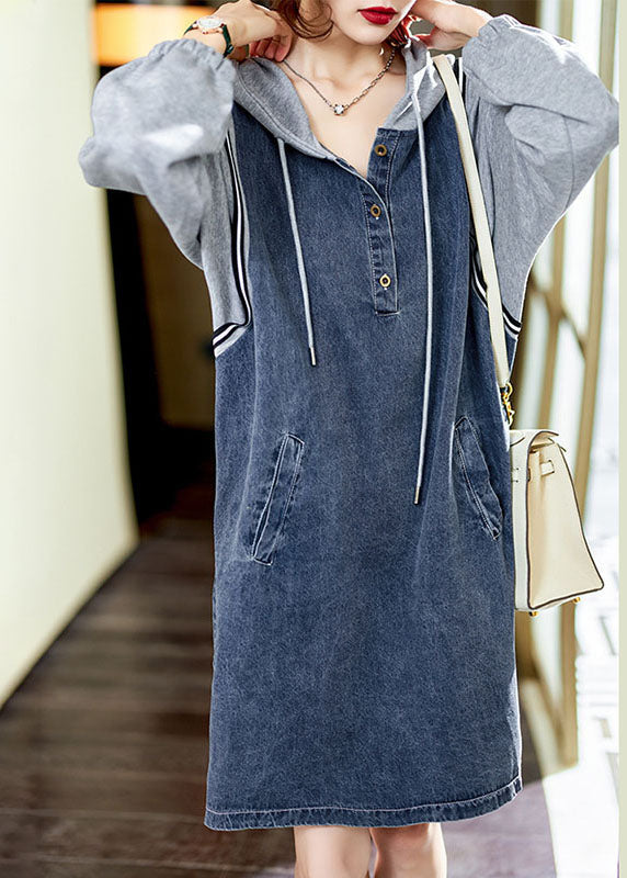 Stilren denim midiklänning med huva och långa ärmar, designad för bekväm passform. Perfekt vardagsklänning.