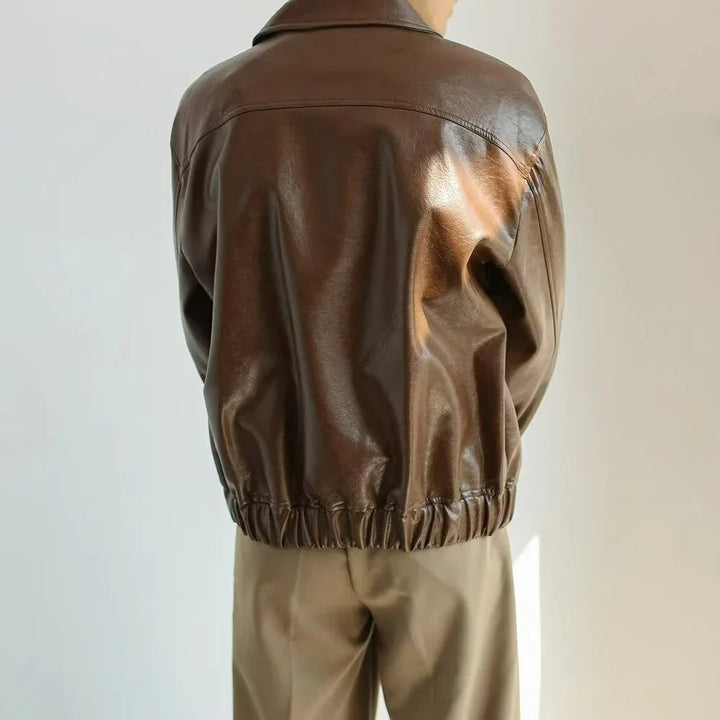 Avslappnad herrjacka, kort oversize modell. Idealisk som trendig vår- eller höstjacka för en modern stil.