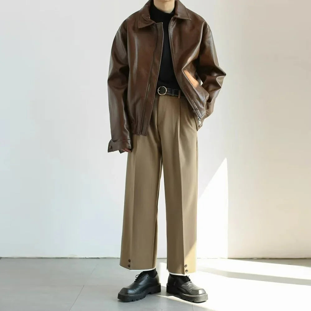 Stilren herrjacka, kort och oversize. Mångsidigt ytterplagg med dragkedja för street style och avslappnad look.