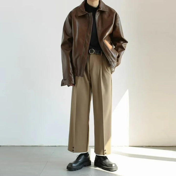 Stilren herrjacka, kort och oversize. Mångsidigt ytterplagg med dragkedja för street style och avslappnad look.