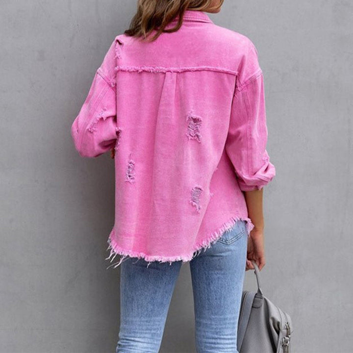 Modern kvinnors jeansjacka, perfekt som vår- och höstjacka. Trendig design och skön passform.
