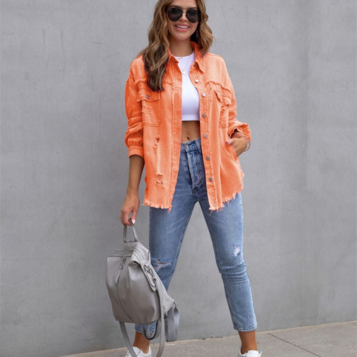Fashionabel jeansjacka för kvinnor med trendig design. Perfekt för en casual look och avslappnad stil.