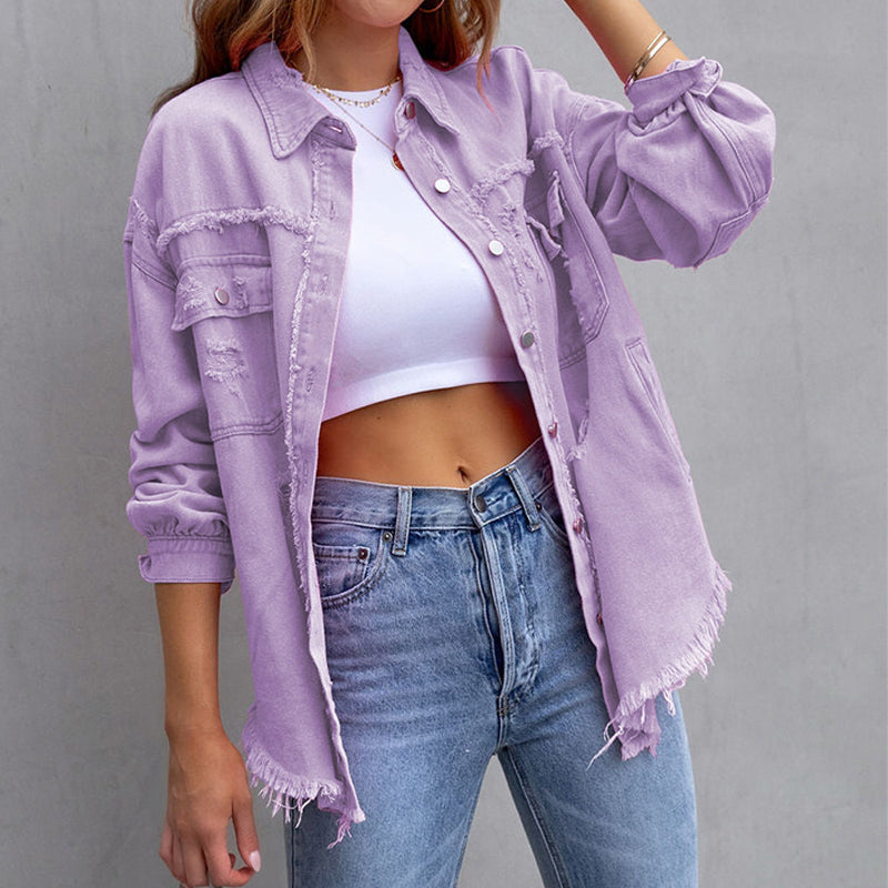 Jeansjacka för kvinnor med modern och avslappnad design. Ett trendigt ytterplagg för modeälskaren.