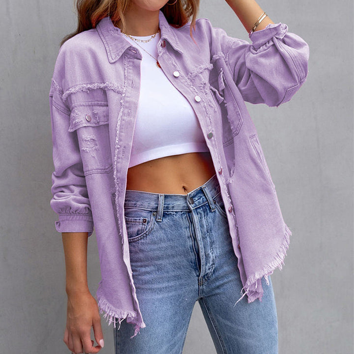 Jeansjacka för kvinnor med modern och avslappnad design. Ett trendigt ytterplagg för modeälskaren.