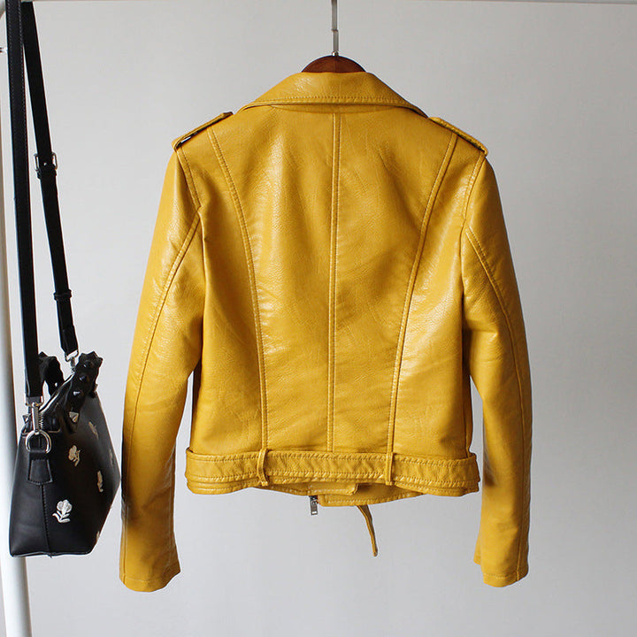 Snygg kort kvinnors jacka, beskuren modell för en trendig och chic vardagsstil. Mode ytterplagg.