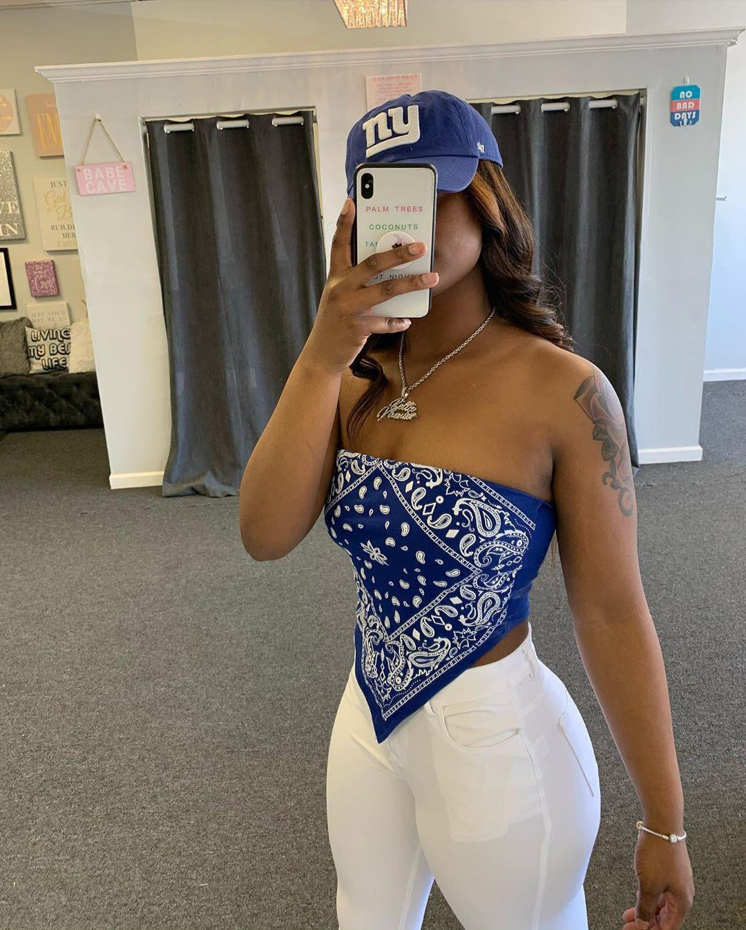 Axelbandslös bandana crop top för kvinnor, en mångsidig och trendig sommarstil.