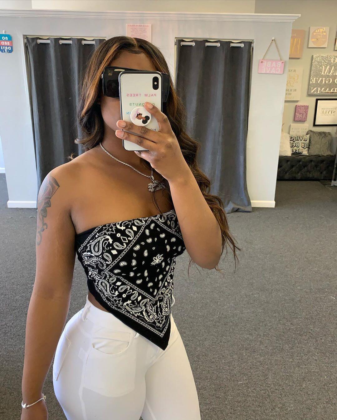 Chic bandana crop top, idealisk festtopp och semesterkläder för en modern sommarlook.