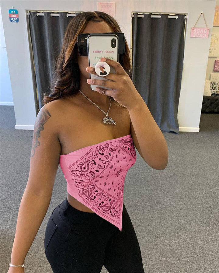 Mönstrad bandana crop top för kvinnor, en trendig sommarstil som passar alla tillfällen.